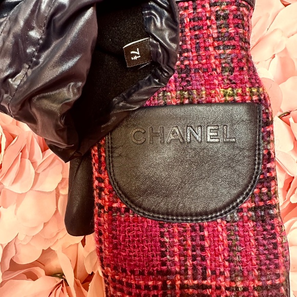 CHANEL Coco Neige Pink Tweed Pink Navy Leather Mittens - Picture 7 of 7